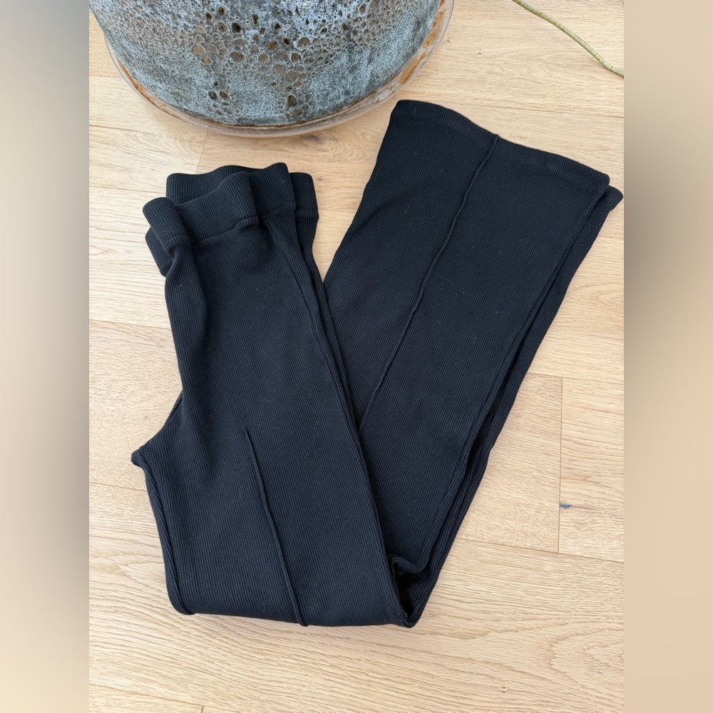 Donni Rib Knit Kick Flare Black - Picture 2 of 4